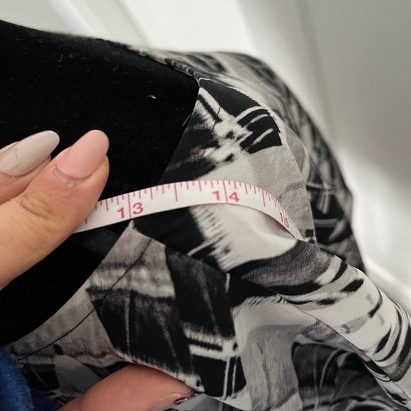 6𝒇𝒐𝒓$50 H&M crop top, back button shirt sleeve sizeS - Picture 5 of 7